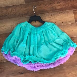 Adorable twirling skirt! Beautiful colors! 💜💚
